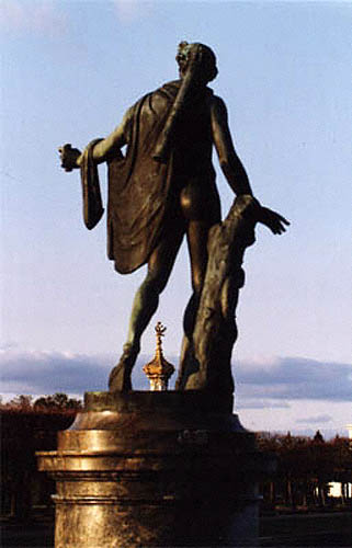 The sculpture in Pergof's park