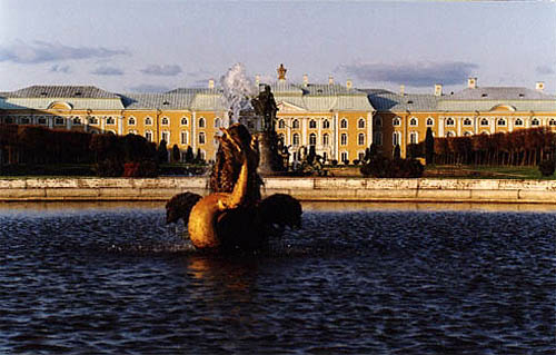 The view to the Big Palace in Petergof's park
